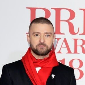 Justin Timberlake apostou em um pin de rosa branca para o protesto