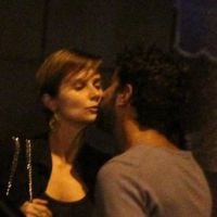 Paula Burlamaqui beija o namorado na frente de restaurante no Leblon, no Rio