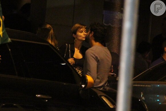 Paula Burlamaqui troca beijos com o namorado, o advogado Bernardo Anastasia na saída de um restaurante no Leblon, Zona Sul do Rio de Janeiro, em 11 de junho de 2014