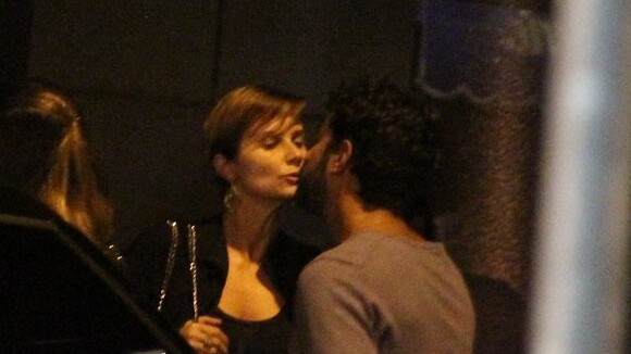 Paula Burlamaqui beija o namorado na frente de restaurante no Leblon, no Rio