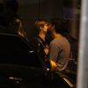 Paula Burlamaqui troca beijos com o namorado, o advogado Bernardo Anastasia na saída de um restaurante no Leblon, Zona Sul do Rio de Janeiro