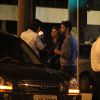 Paula Burlamaqui e o namorado, o advogado Bernardo Anastasia, conversam com amigos na frente de restaurante, no Rio