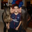 Záion, filho caçula de Fábio Jr., recebe beijo das irmãs Tainá e Krizia
