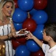 Záion ofereceu o primeiro pedaço de bolo para a mãe, Mari Alexandre, em sua festa de 9 anos