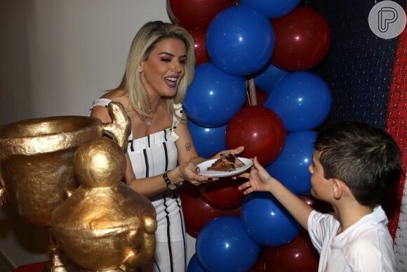 Záion ofereceu o primeiro pedaço de bolo para a mãe, Mari Alexandre, em sua festa de 9 anos