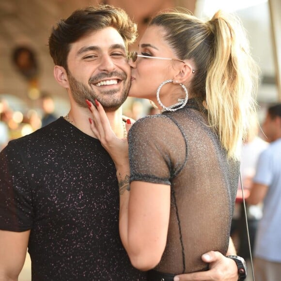 Ex-BBB Aline Gotschalg vive trocando declarações com o namorado, Geraldo Souto