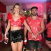 Ex-BBB Aline Gotschalg esteve na Sapucaí curtindo o Carnaval com namorado, Geraldo Souto