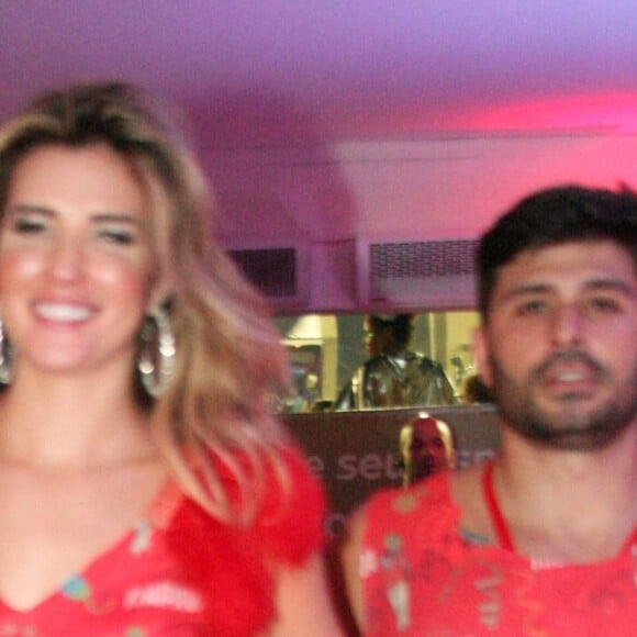 Ex-BBB Aline Gotschalg esteve na Sapucaí curtindo o Carnaval com namorado, Geraldo Souto