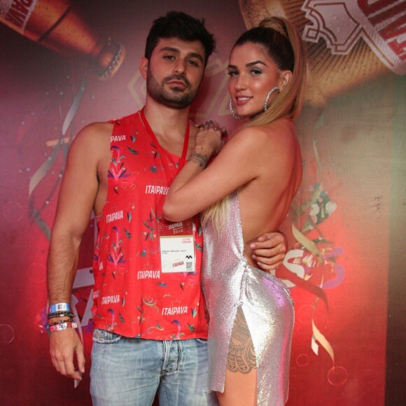 Namorada de Geraldo Souto, Aline Gotschalg é fã de looks ousados e cheios de estilo