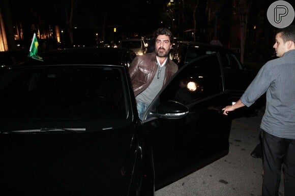 Junno Andrade deixou o restaurante em um carro diferente do de Xuxa