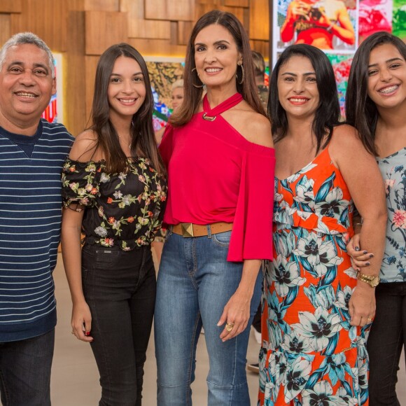 'Vocês gostaram desse cabelo liso no 'Encontro com Fátima' de hoje? Mel Paladino e Janaína Alcântara capricharam na escova', escreveu a apresentadora na web