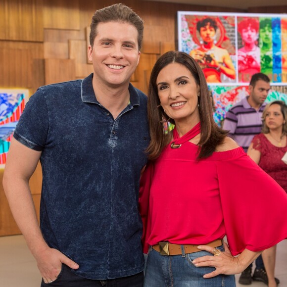 Fátima Bernardes, com cabelo mais liso, posou com Thiago Fragoso no 'Encontro'