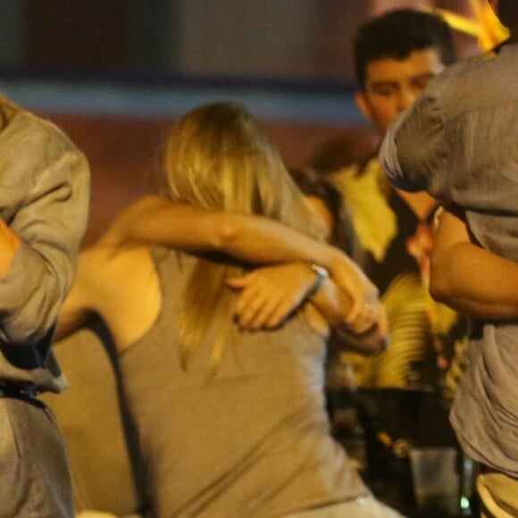 Fernanda Gentil e a namorada, Priscila Montandon, se beijaram após reencontro com amigas