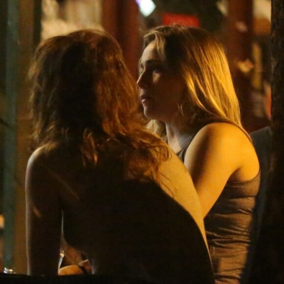 Fernanda Gentil e a namorada, Priscila Montandon, trocaram beijos após jantar, nesta quinta-feira, 23 de fevereiro de 2018