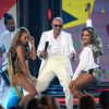 Jennifer Lopez, Claudia Leitte e Pibull cantaram 'We Are One' pela primeira vez ao vivo durante a premiação 'Billboard Awards', nos EUA