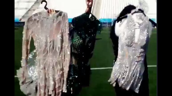 Jennifer Lopez mostra roupas para usar na abertura da Copa: 'Tentando decidir'