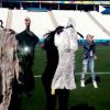 Jennifer Lopez passava o som no estádio enquanto suas assistentes mostravam as opções de vestido para a cantora usar