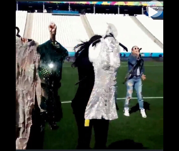 Jennifer Lopez passava o som no estádio enquanto suas assistentes mostravam as opções de vestido para a cantora usar