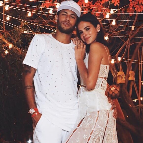 Bruna Marquezine entregou que Neymar não acompanha 'Deus Salve o Rei' por suas cenas românticas