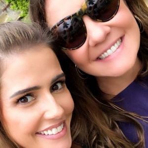 Deborah Secco atendeu pedido de fã e posou com Adriana Esteves em bastidor da novela 'Segundo Sol'