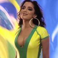Anitta grava música em clima de Copa do Mundo com look decotado: 'Animadíssima'