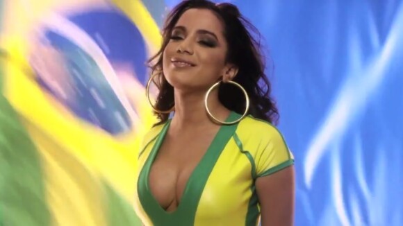 Anitta grava música em clima de Copa do Mundo com look decotado: 'Animadíssima'