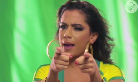 Anitta grava música 'No meio da torcida' em clima de Copa do Mundo