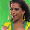 Anitta aparece com look com as cores do Brasil em novo clipe