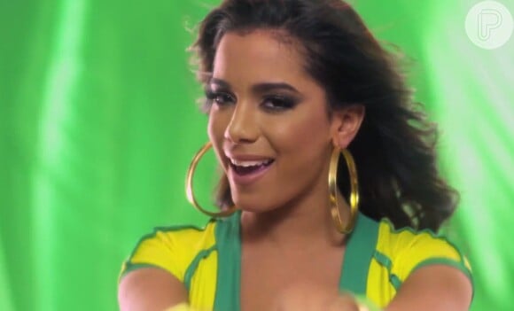 Anitta aparece com look com as cores do Brasil em novo clipe