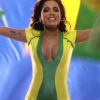 Anitta usa decotão para gravar clipe com música que leva como tema a Copa do Mundo; cantora diz estar 'animadíssima' com o Mundial