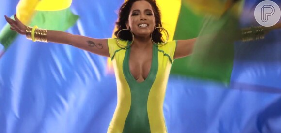 Anitta usa decotão para gravar clipe com música que leva como tema a Copa do Mundo; cantora diz estar 'animadíssima' com o Mundial
