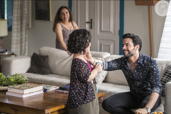 Estela (Juliana Caldas) acolhe Amaro (Pedro Carvalho), na novela 'O Outro Lado do Paraíso': 'Amaro, vem para casa comigo. Vou cuidar de você'