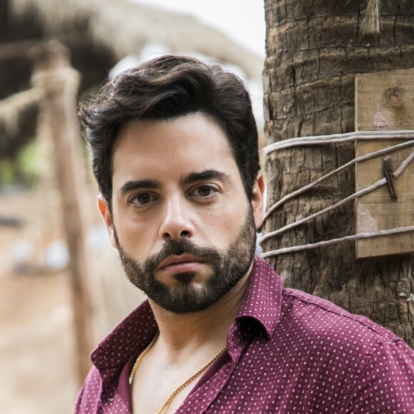 Amaro (Pedro Carvalho) insiste com o médico, na novela 'O Outro Lado do Paraíso', em cena prevista para ir ao ar dia 19 de março de 2018: 'Mas isso tem cura, não tem?'