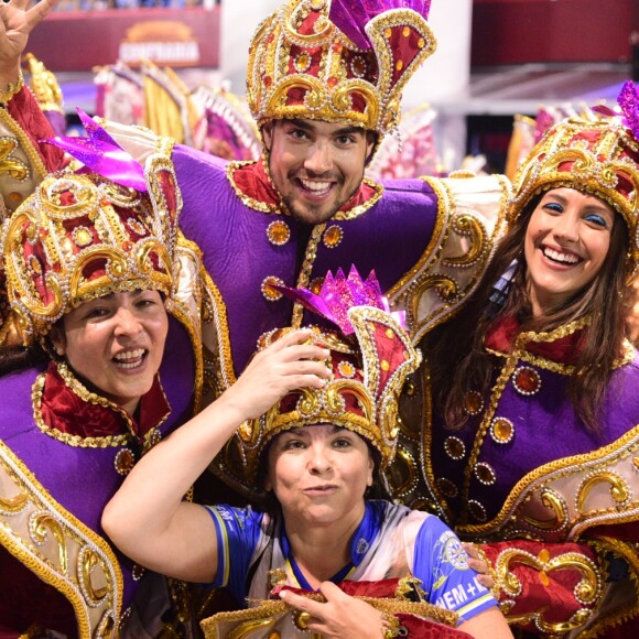 Caio Castro desfilou com a namorada, Mariana D'Ávila, no carnaval