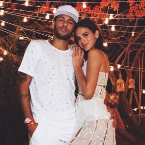 Neymar e Bruna Marquezine se veem sempre que podem, mas a distância é uma realidade na rotina do casal