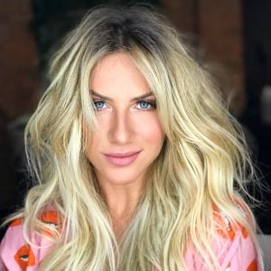 Giovanna Ewbank radicalizou e deixou seus fios mais longos, repicados e ainda mais loiros