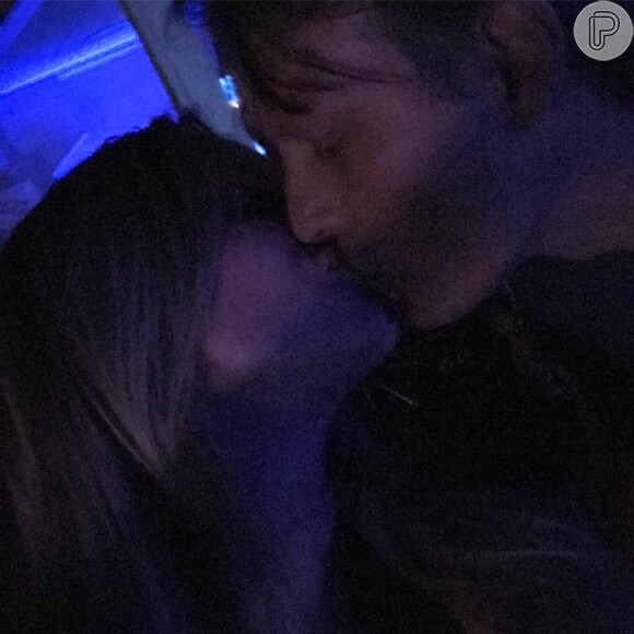 Eliana beijou o noivo, Adriano Ricco, durante show de Phil Collins, em São Paulo, na noite deste sábado, 24 de fevereiro de 2018: 'A noite é nossa'