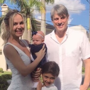 Eliana viajou de férias com os filhos e o noivo, Adriano Ricco, para os EUA