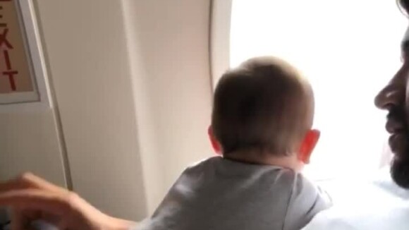 Filho de Gusttavo Lima e Andressa Suita, Gabriel se encantou ao viajar de avião para Manaus, neste domingo, 25 de fevereiro de 2018: 'Nem olha para a mãe'