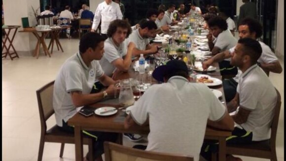 Neymar se junta à Seleção Brasileira e comemora estreia na Copa com pizza