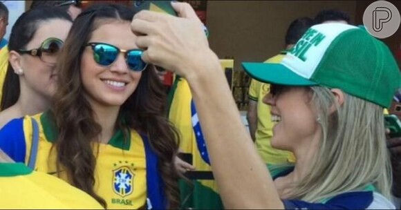 Na arquibancada da Arena Corinthians, Bruna Marquezine faz fotos com fãs antes do jogo do Brasil contra a Croácia, em São Paulo