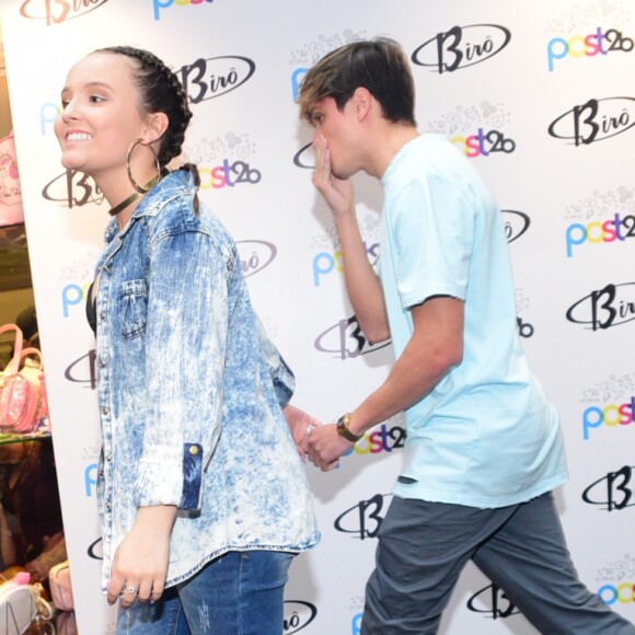 Larissa Manoela e Leo Cidade chegaram juntos ao evento de moda que lançou a nova coleção de bolsas da artista
