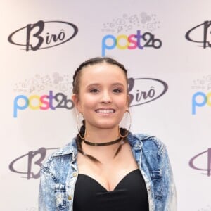 Sem o namorado, Larissa Manoela posou sorridente para os fotógrafos