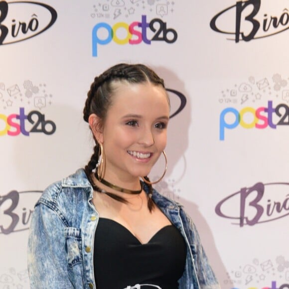 Larissa Manoela com uma das bolsas de sua coleção