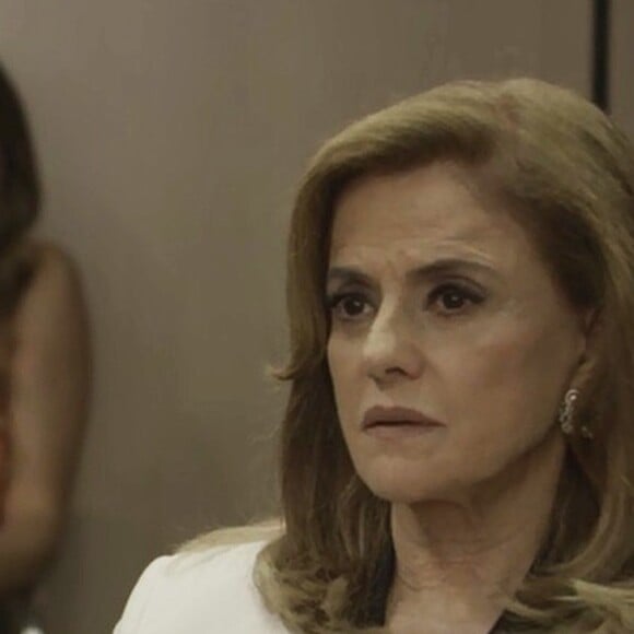 Sophia (Marieta Severo) ameaça levar o filho, Gael (Sergio Guizé), à prisão para defender Mariano (Juliano Cazarré), na novela 'O Outro Lado do Paraíso'