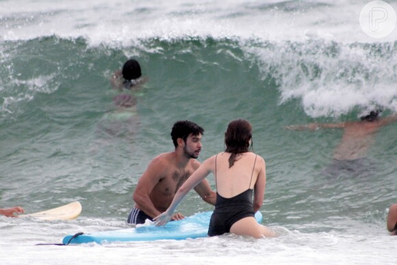 Sophia Abrahão e Sérgio Malheiros surfaram na praia do Arpoador, na zona sul do Rio
