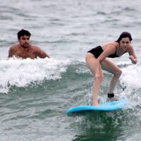 Sophia Abrahão é acompanhada por Sérgio Malheiros em aula de surfe. Fotos!