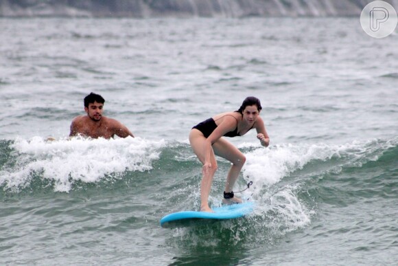 Sophia Abrahão foi acompanhada pelo namorado, Sérgio Malheiros, em uma aula de surfe nesta segunda-feira, 26 de fevereiro de 2018