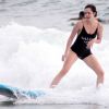 'Estou amando muito, gente!', comemorou Sophia Abrahão sobre a aula de surfe