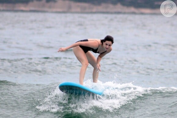 Sophia Abrahão tem aula na Arpex Surf School